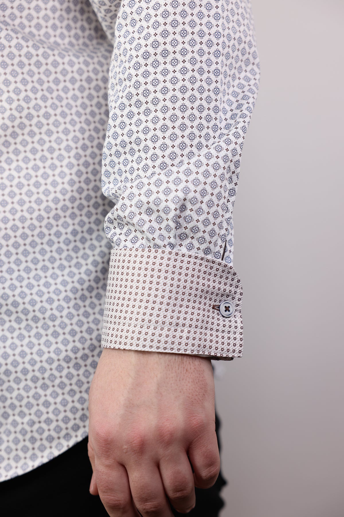 Marcello Classic Medallion Roll Collar